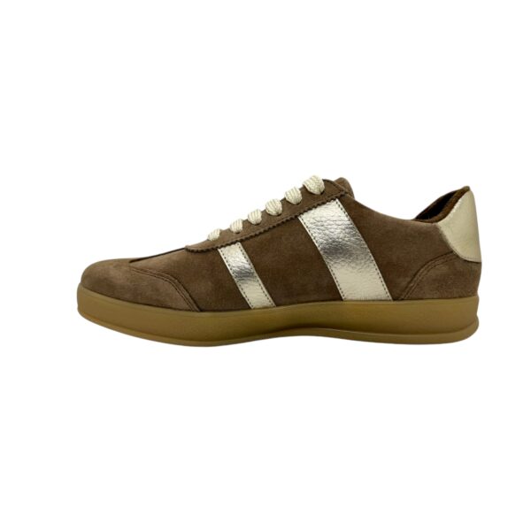 Zapatilla Tabbuso Enna de gamuza avellana con apliques champagne