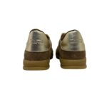 Zapatilla Tabbuso Enna de gamuza avellana con apliques champagne