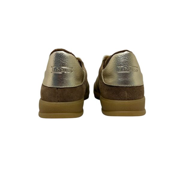 Zapatilla Tabbuso Enna de gamuza avellana con apliques champagne