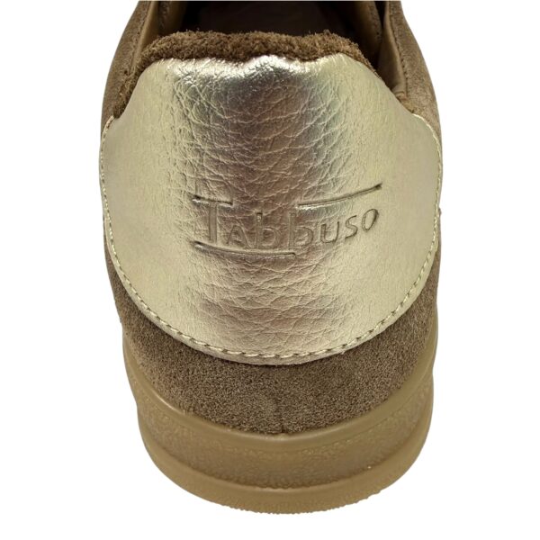 Zapatilla Tabbuso Enna de gamuza avellana con apliques champagne