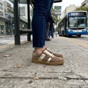 Zapatilla Tabbuso Enna gamuza avellana puesta en la calle