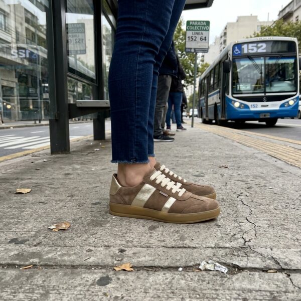 Zapatilla Tabbuso Enna gamuza avellana puesta en la calle